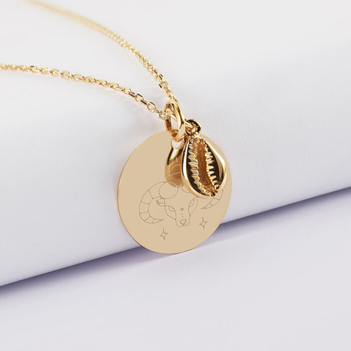 Pendentif personnalisé médaille gravée plaqué or 19 mm et breloque coquillage cauri 10 mm - signe du zodiaque