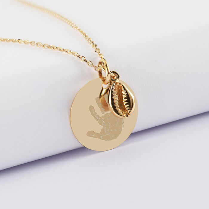 Pendentif personnalisé médaille gravée plaqué or 19 mm et breloque coquillage cauri 10 mm - empreinte de main