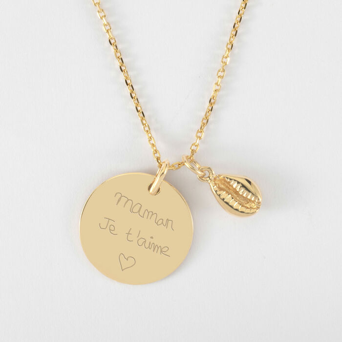 Pendentif personnalisé médaille gravée plaqué or 19 mm et breloque coquillage cauri 10 mm - écrit maman