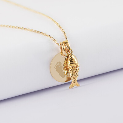 Pendentif personnalisé médaille gravée plaqué or 15 mm et breloque poisson articulé 15 mm - empreinte de pied
