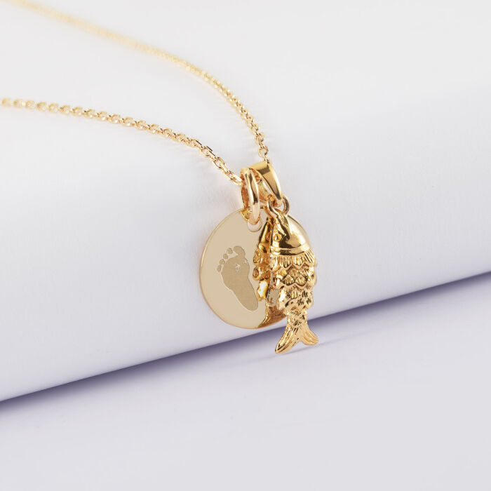 Pendentif personnalisé médaille gravée plaqué or 15 mm et breloque poisson articulé 15 mm - empreinte de pied