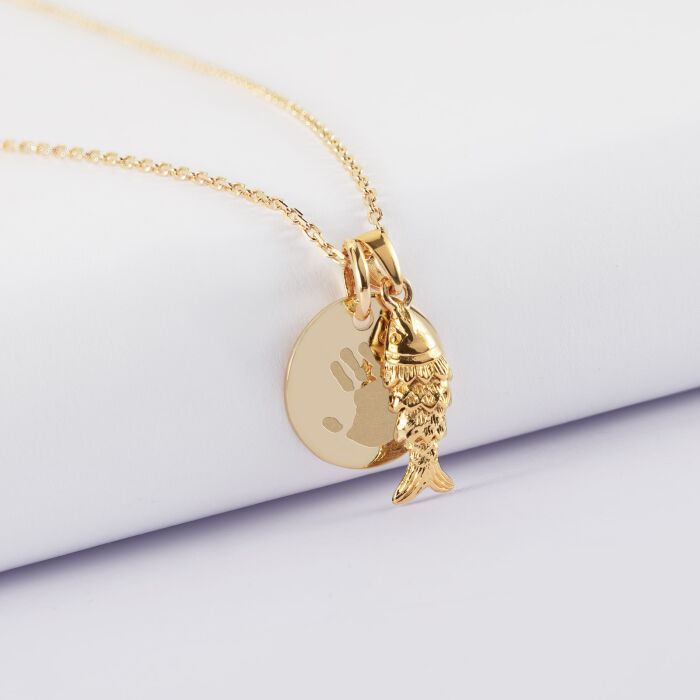 Pendentif enfant personnalisé médaille gravée plaqué or 15 mm et breloque poisson articulé 15 mm - empreinte de main