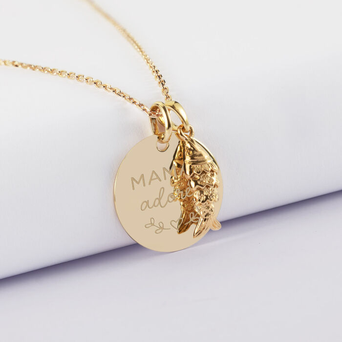 Pendentif personnalisé médaille gravée plaqué or 19 mm et breloque poisson articulé 15 mm - illustration maman
