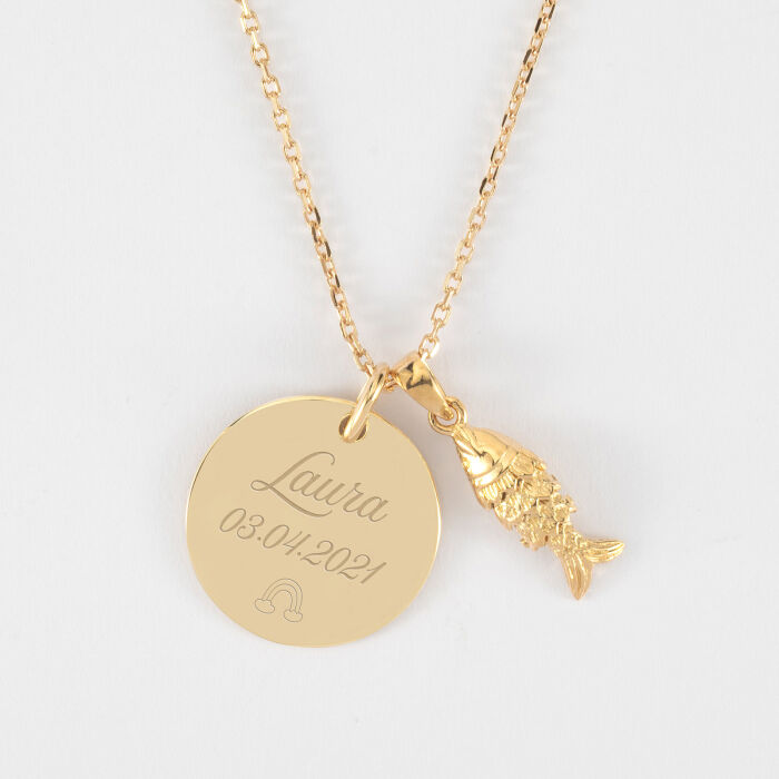 Pendentif personnalisé médaille gravée plaqué or 19 mm et breloque poisson articulé 15 mm - prénom et date de naissance