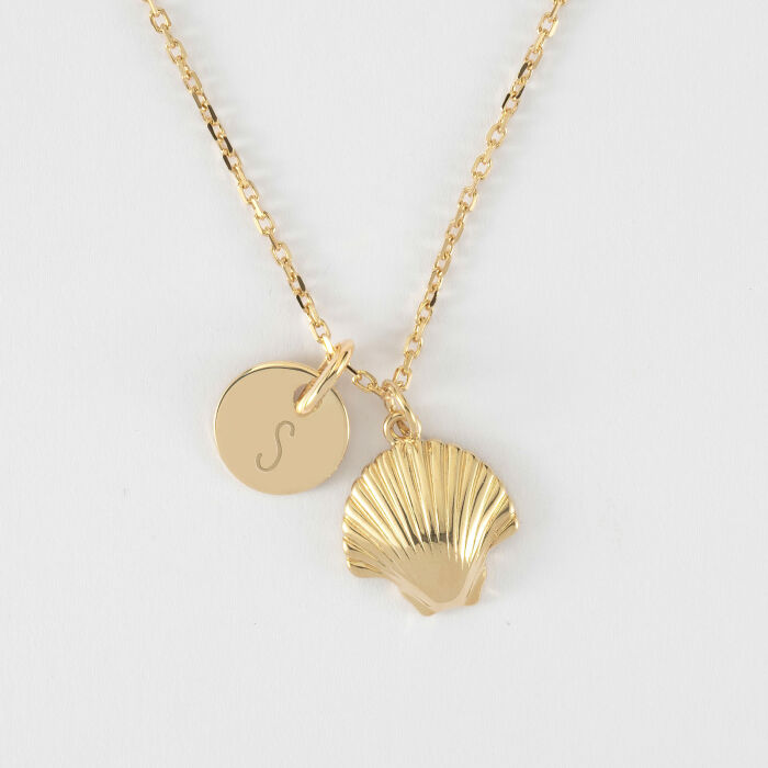 Pendentif personnalisé médaille gravée plaqué or 10 mm et coquillage coque 13 mm - initiale S
