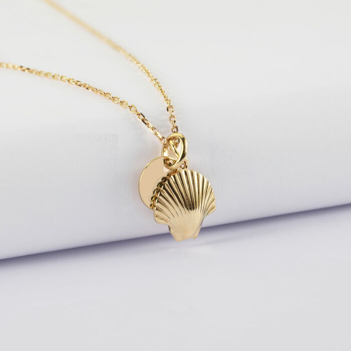 Pendentif personnalisé médaille gravée plaqué or 10 mm et coquillage coque 13 mm - lettre