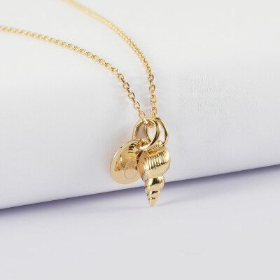 Pendentif personnalisé médaille gravée plaqué or 10 mm et breloque coquillage scalaire 12 mm - initiale O
