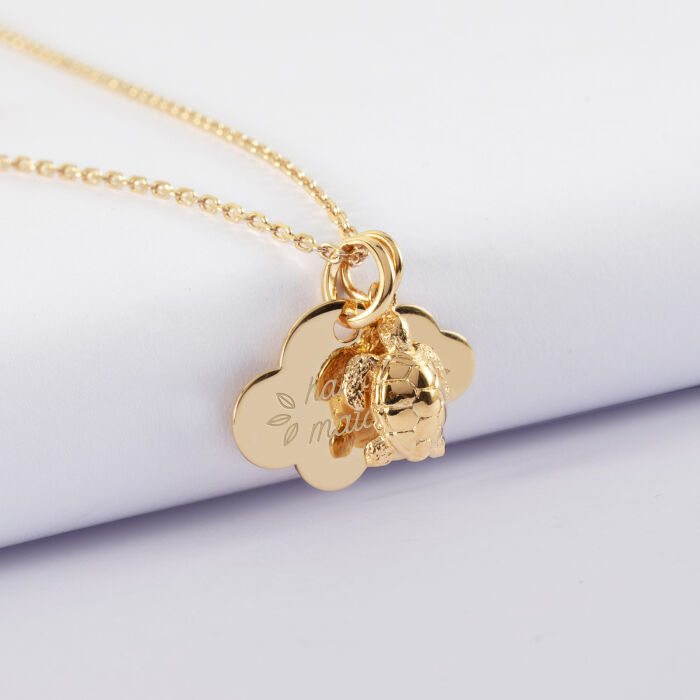 Pendentif enfant personnalisé médaille gravée plaqué or nuage 20x14 mm et breloque tortue 10 mm - illustration