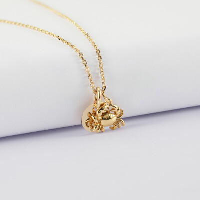 Pendentif personnalisé médaille gravée plaqué or 10 mm et breloque crabe 7x12 mm - Lettre initiale