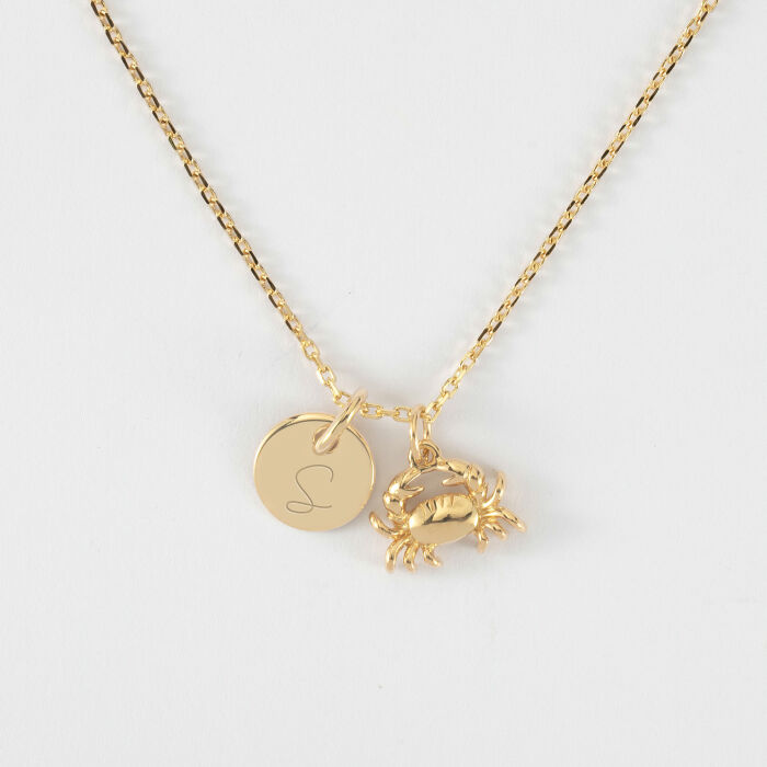 Pendentif enfant personnalisé médaille gravée plaqué or 10 mm et breloque crabe 7x12 mm - lettre S