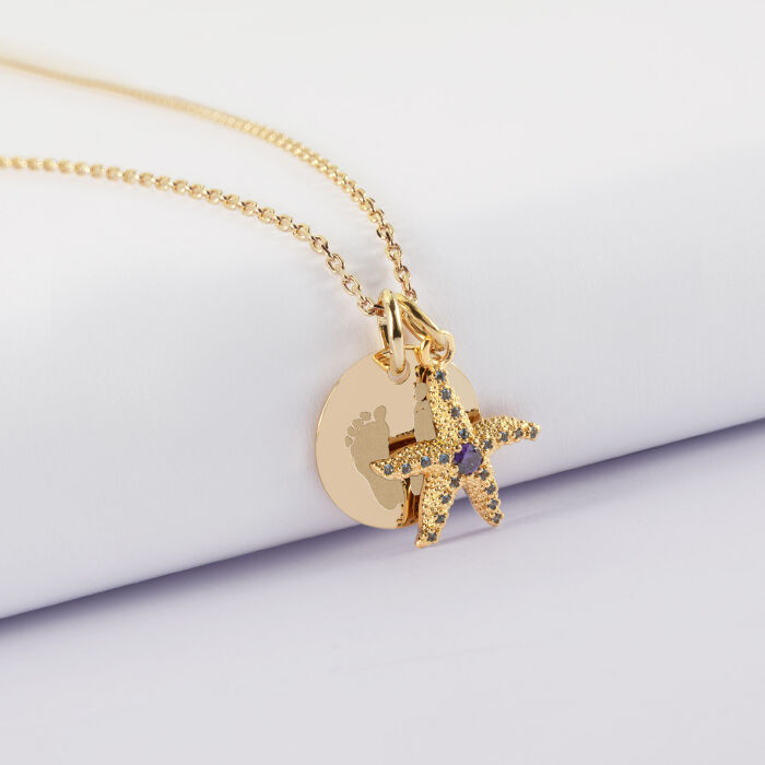 Pendentif enfant personnalisé médaille gravée plaqué or 15 mm et breloque étoile de mer scintillante zircons bleus 15 mm - empreinte de pied