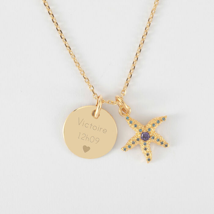 Pendentif enfant personnalisé médaille gravée plaqué or 15 mm et breloque étoile de mer scintillante zircons bleus 15 mm - Prénom et heure