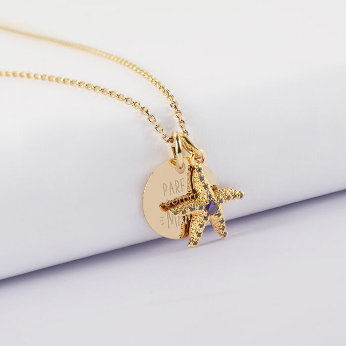 Pendentif enfant personnalisé médaille gravée plaqué or 15 mm et breloque étoile de mer scintillante zircons bleus 15 mm - Illustration enfant