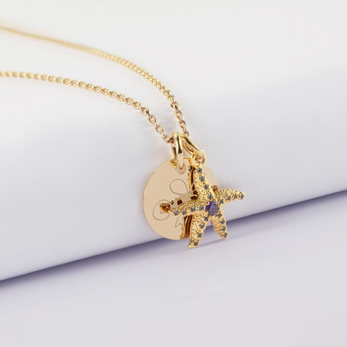 Pendentif personnalisé médaille gravée plaqué or 15 mm et breloque étoile de mer scintillante zircons bleus 15 mm - dessin