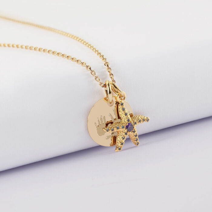 Pendentif personnalisé médaille gravée plaqué or 15 mm et breloque étoile de mer scintillante zircons bleus 15 mm - empreintes de mains