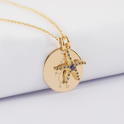 Pendentif personnalisé médaille gravée plaqué or 19 mm et breloque étoile de mer scintillante zircons bleus 15 mm - dessin