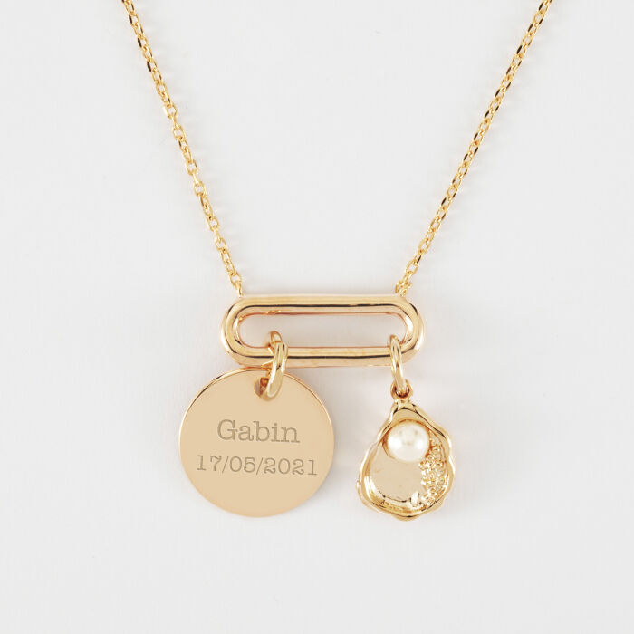 Collier chaîne ovale ouvert personnalisé médaille gravée plaqué or 15 mm et breloque coquillage perle blanche - prénom et date de naissance