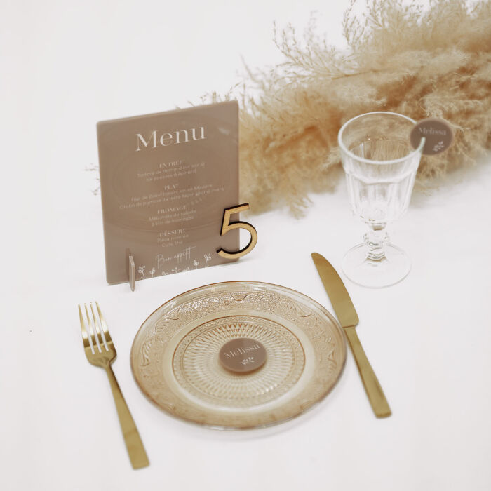 Menu personnalisé acrylique beige 135x196 et numéro de table bois - Bohème