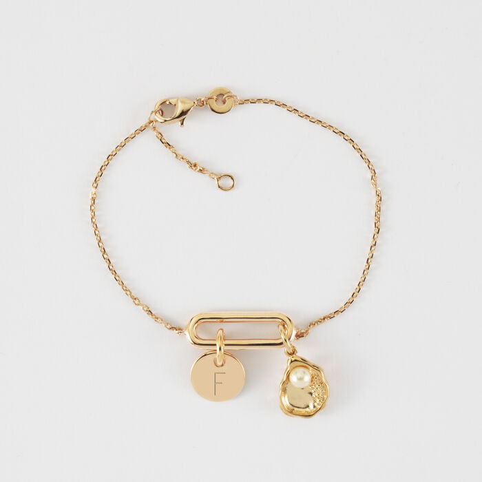 Bracelet chaîne ovale ouvert personnalisé médaille gravée plaqué or 15 mm et breloque coquillage perle blanche - initiale F