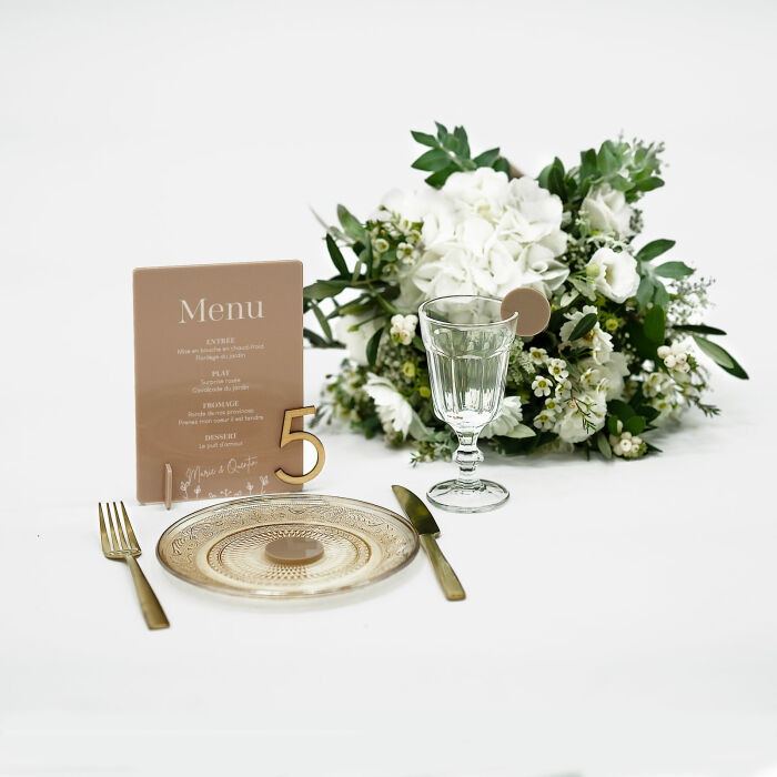 Menu personnalisé acrylique beige 135x196 et numéro de table bois - Bohème