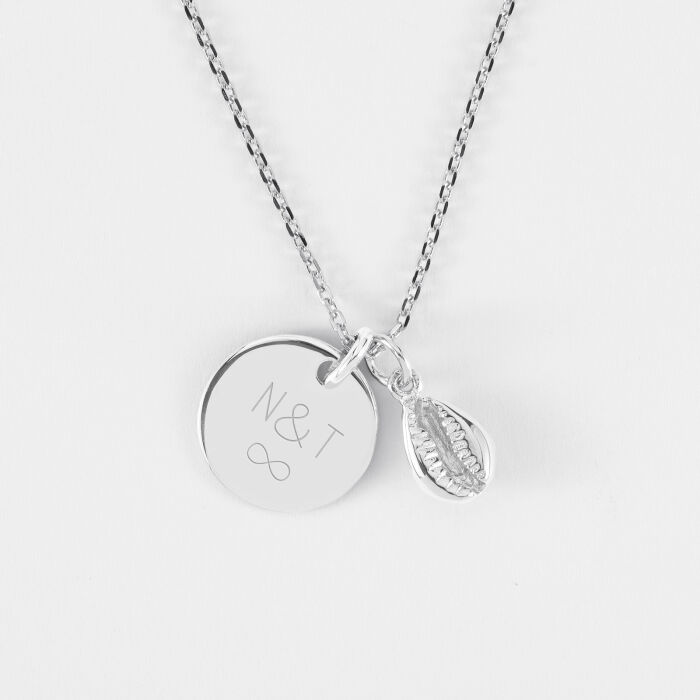 Pendentif personnalisé médaille gravée argent 15 mm et breloque coquillage cauri 10 mm - initiales et infini