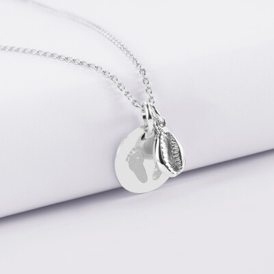 Pendentif enfant personnalisé médaille gravée argent 15 mm et breloque coquillage cauri 10 mm - empreintes de pied