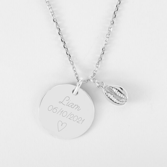Pendentif personnalisé médaille gravée argent 19 mm et breloque coquillage cauri 10 mm - prénom et date de naissance