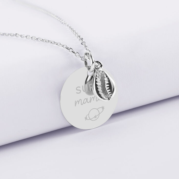 Pendentif personnalisé médaille gravée argent 19 mm et breloque coquillage cauri 10 mm - illustration maman
