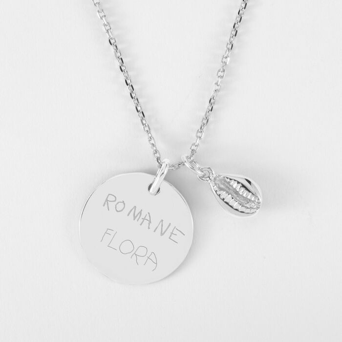 Pendentif personnalisé médaille gravée argent 19 mm et breloque coquillage cauri 10 mm - écrits prénoms