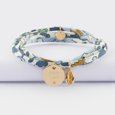 Bracelet 3 tours Liberty personnalisé médaille gravée plaqué or 15 mm et breloque coquillage cauri 10 mm - heures de naissance