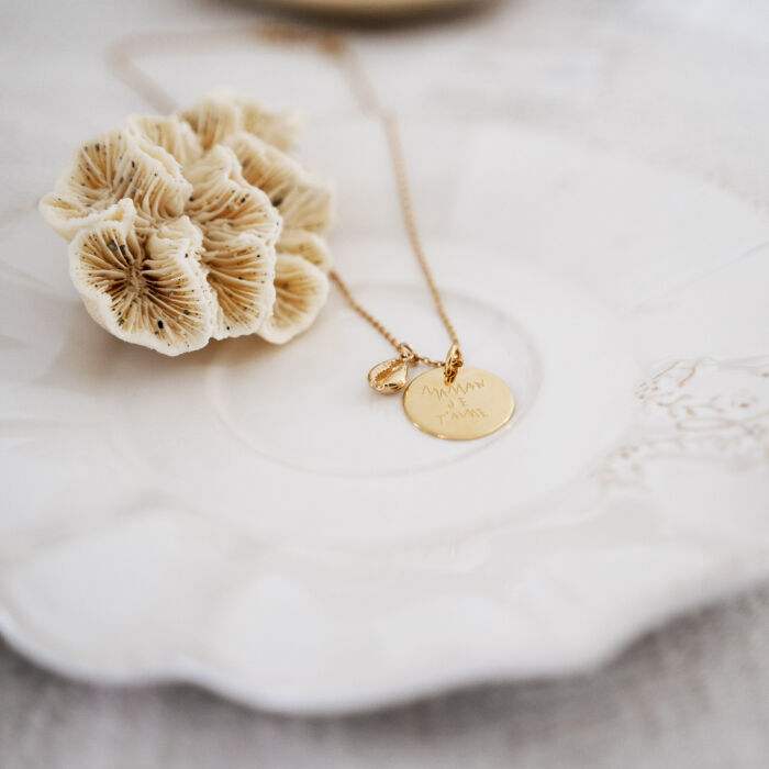 Pendentif personnalisé médaille gravée plaqué or 19 mm et breloque coquillage cauri 10 mm - ambiance - texte maman