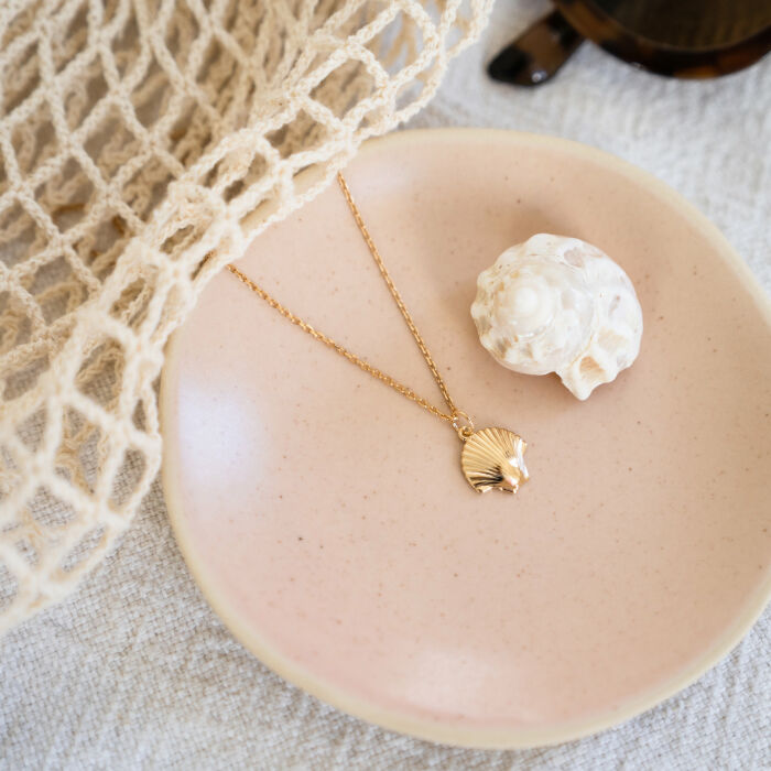 Pendentif enfant coquillage coque plaqué or 13 mm - ambiance