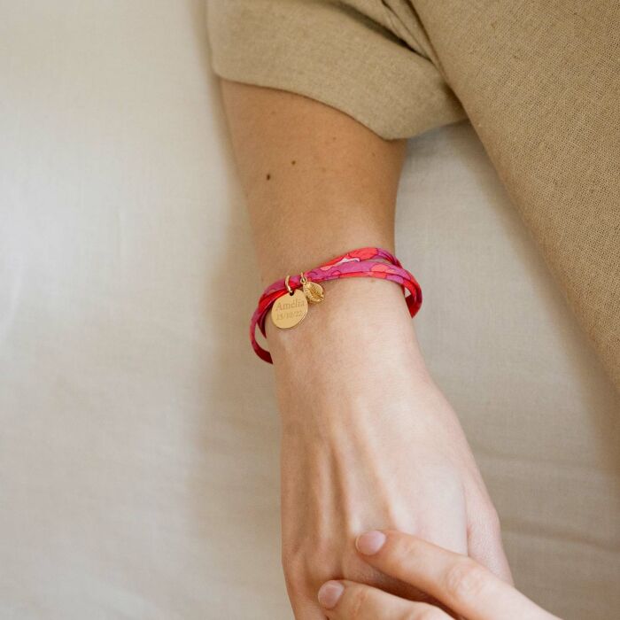 Bracelet 3 tours Liberty personnalisé médaille gravée plaqué or 15 mm et breloque coquillage cauri 10 mm - porté