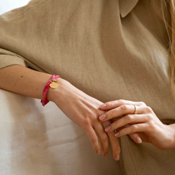 Bracelet 3 tours Liberty personnalisé médaille gravée plaqué or 15 mm et breloque coquillage cauri 10 mm - prénom et date