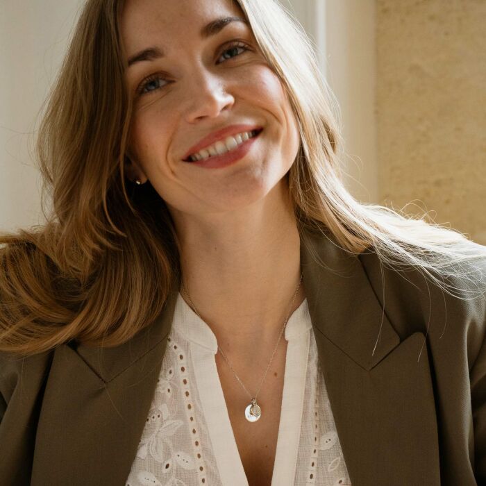 Pendentif enfant personnalisé médaille gravée argent 15 mm et breloque coquillage cauri 10 mm - porté