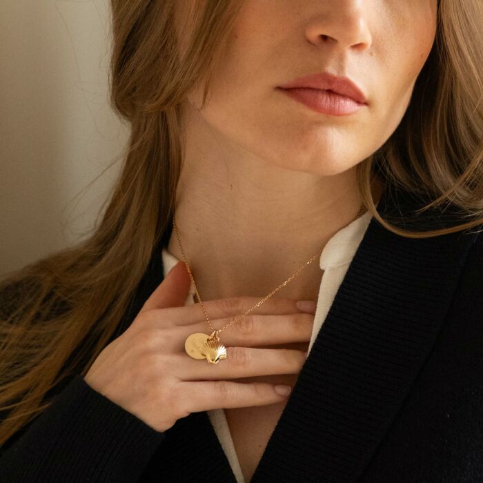 Pendentif personnalisé médaille gravée plaqué or 15 mm et breloque(s) summer - à composer - porté