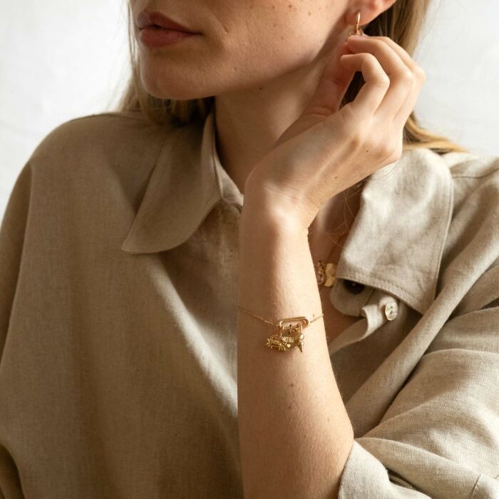 Bracelet chaîne ovale ouvert personnalisé médaille gravée plaqué or 15 mm et breloque(s) summer - à composer - porté