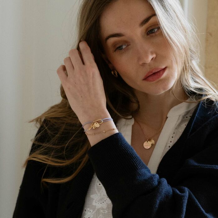 Bracelet personnalisé cordon mousqueton perle 17x11 mm médaille gravée plaqué or 10 mm et breloque(s) summer - à composer - porté