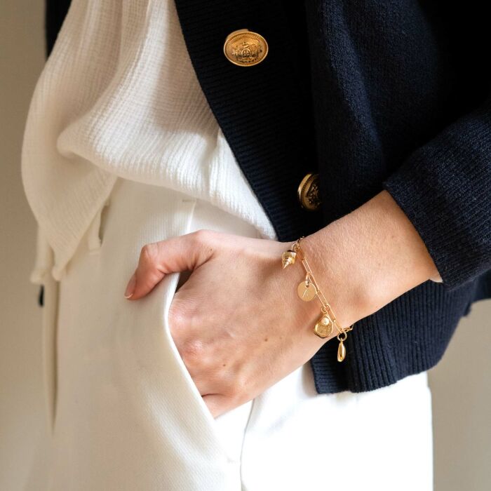 Bracelet personnalisé petites mailles médaille gravée plaqué or 10 mm et breloque(s) summer - à composer - porté