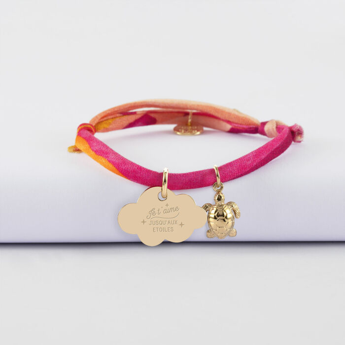 Bracelet enfant Liberty personnalisé prénom médaille gravée plaqué or nuage 20x14 mm et breloque tortue 10 mm - illustration je t'aime