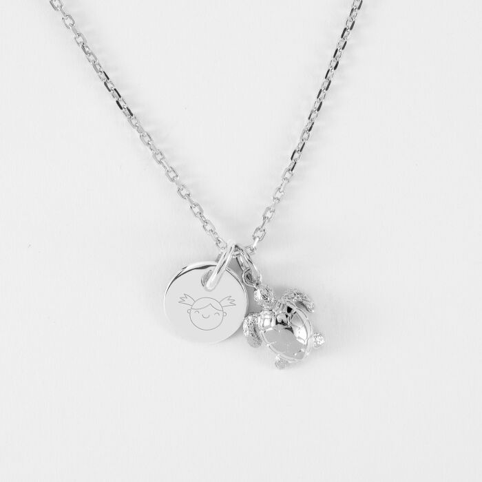 Pendentif enfant personnalisé médaille gravée argent 10 mm et breloque tortue 10 mm - illustration petite fille