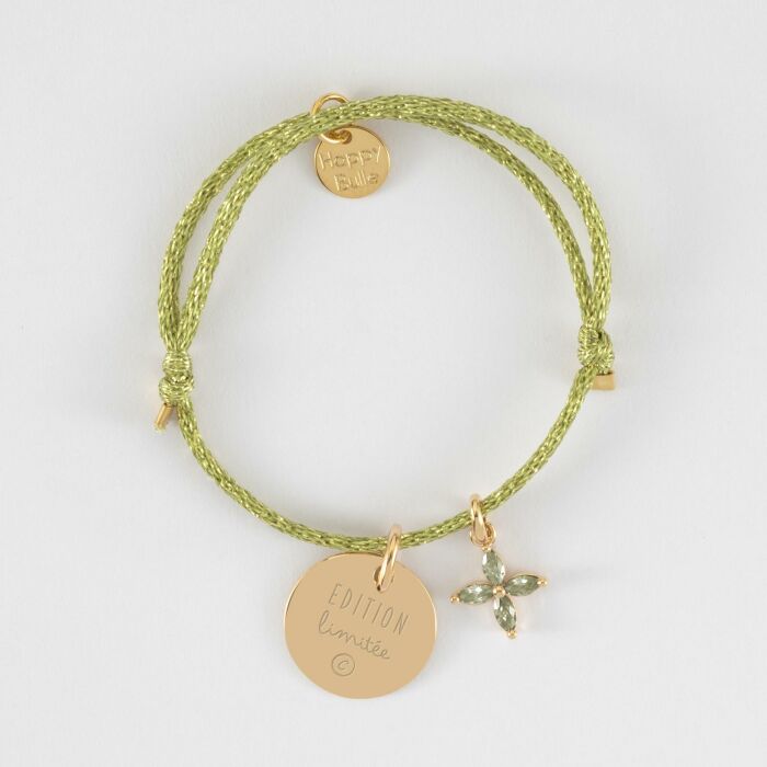 Bracelet enfant personnalisé cordon pailleté médaille gravée plaqué or 15 mm et breloque fleur pétales 10 mm