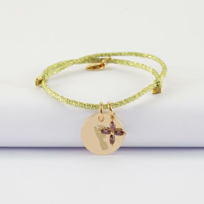 Bracelet enfant personnalisé cordon pailleté médaille gravée plaqué or 15 mm et breloque fleur pétales 10 mm