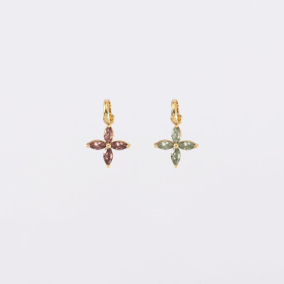 Breloque fleur pétales zircons plaqué or 10 mm