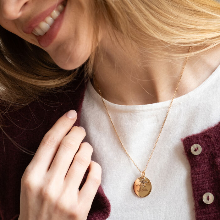 Ciondolo personalizzato medaglietta incisa placcata oro 19 mm e charm fiore petali zirconi 10 mm