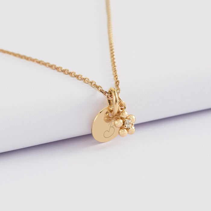 Pendentif enfant personnalisé médaille gravée plaqué or 10 mm et breloque fleur zircon plaqué or 8 mm