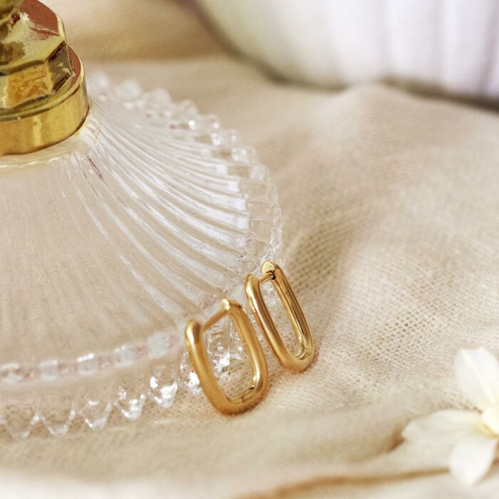 Boucles d'oreilles créoles rectangles plaqué or - ambiance