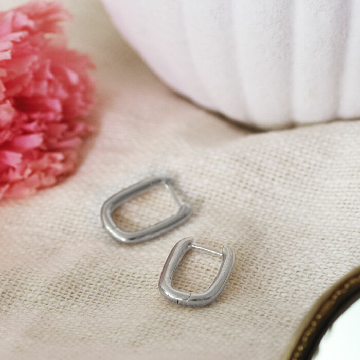 Boucles d'oreilles créoles rectangles argent - ambiance