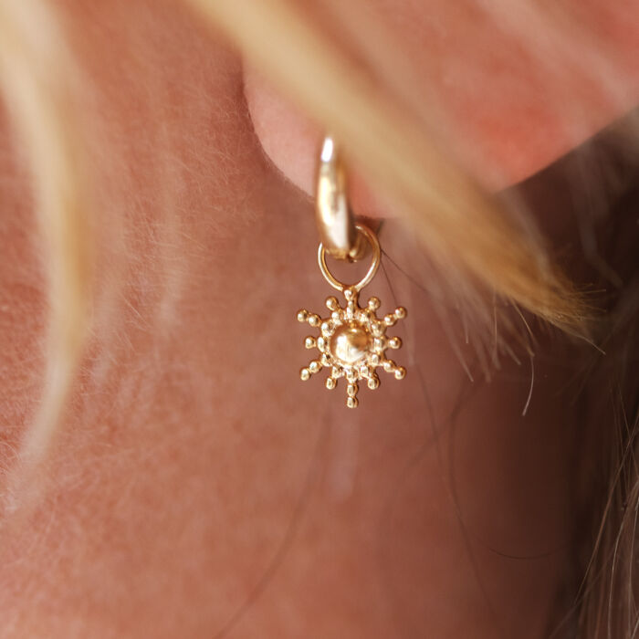 Boucles d'oreilles créoles étoile brillante plaqué or - ambiance