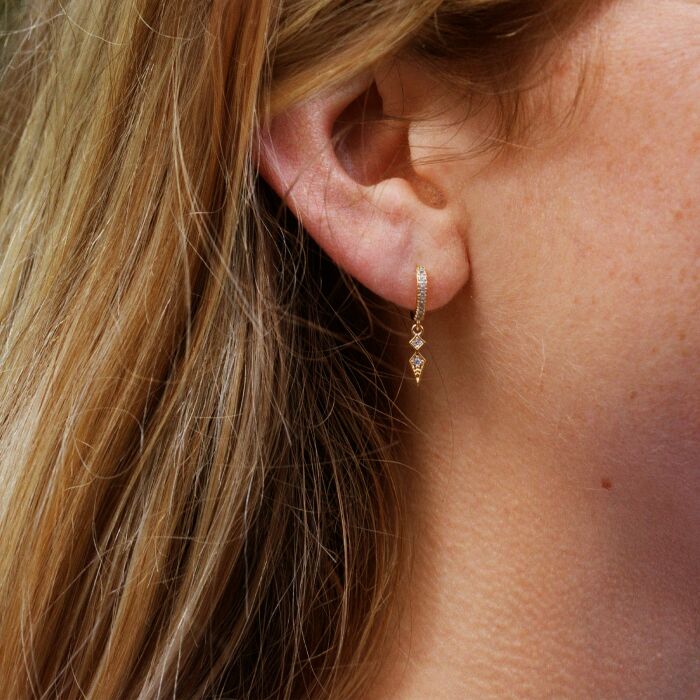 Boucles d'oreilles créoles pendant losange scintillant plaqué or - ambiance